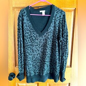 Leopard Print V-Neck Sweater- Silver- Black DKNY size XL